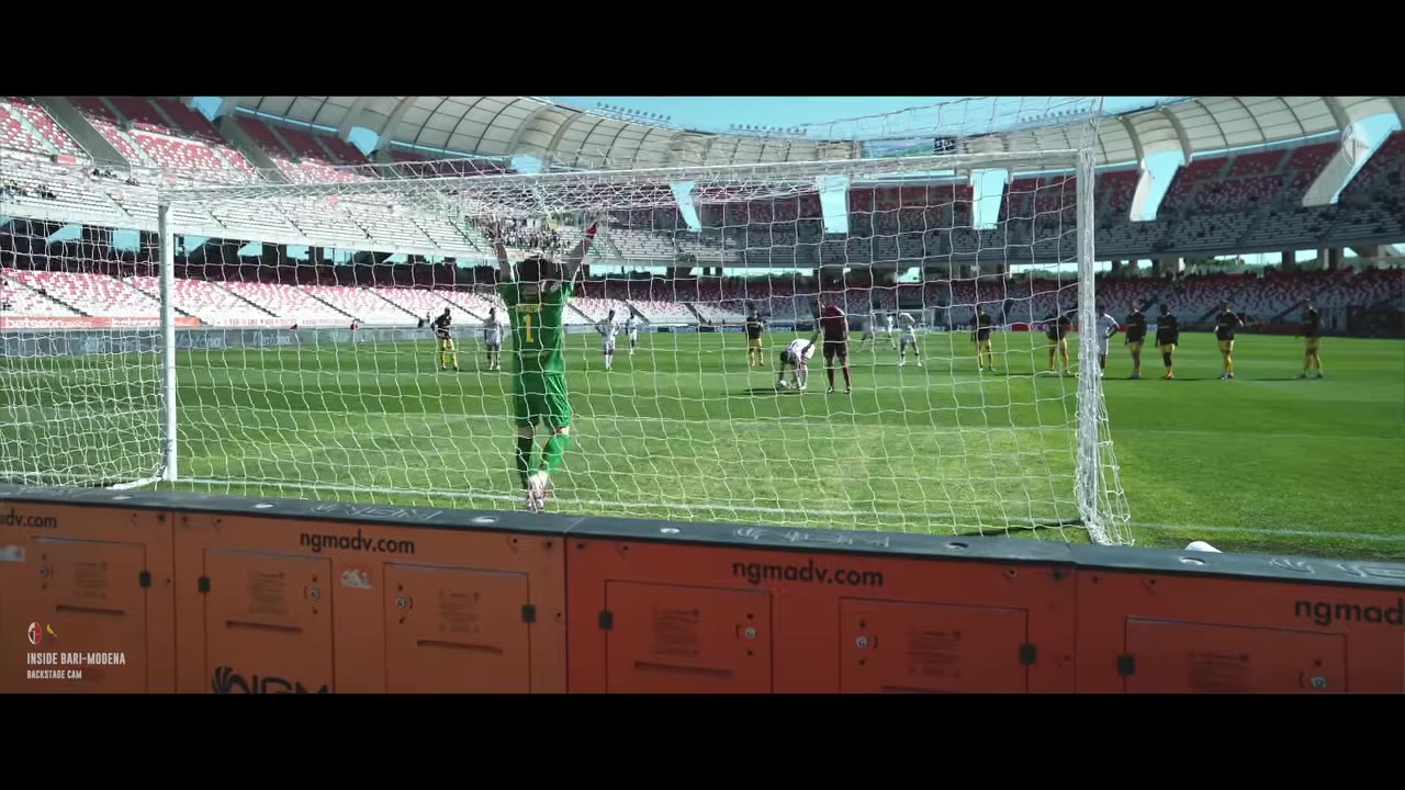 Portiere si aggrappa alla traversa in riscaldamento