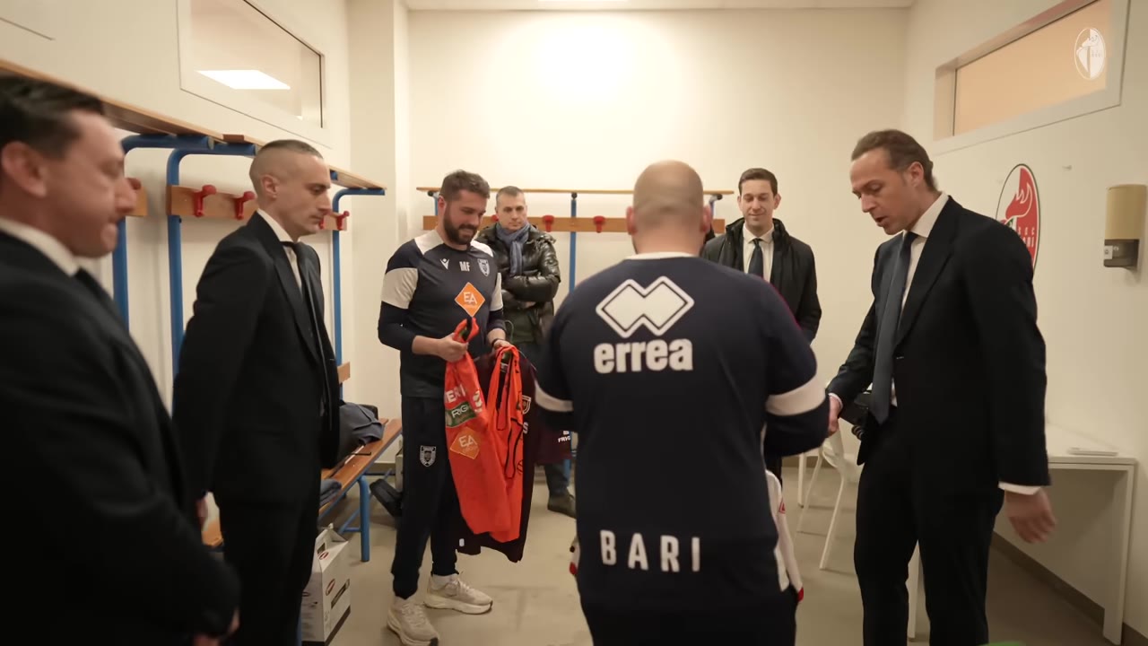 Scambio di maglie da gara nello spogliatoio