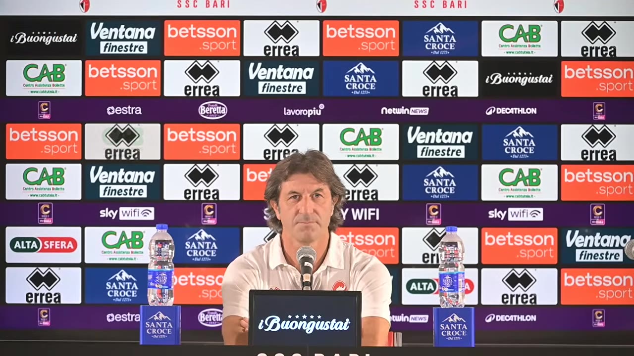 Primo piano allenatore al tavolo conferenza