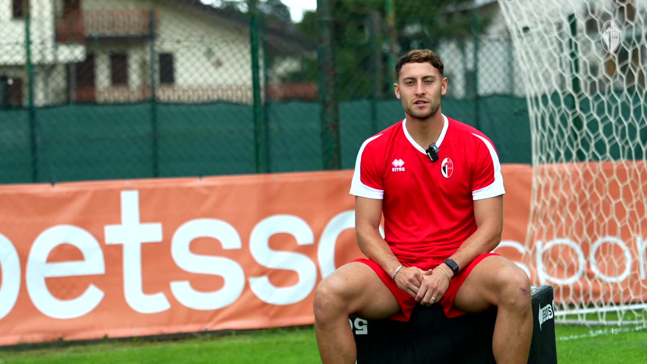 Giocatore seduto parla in intervista