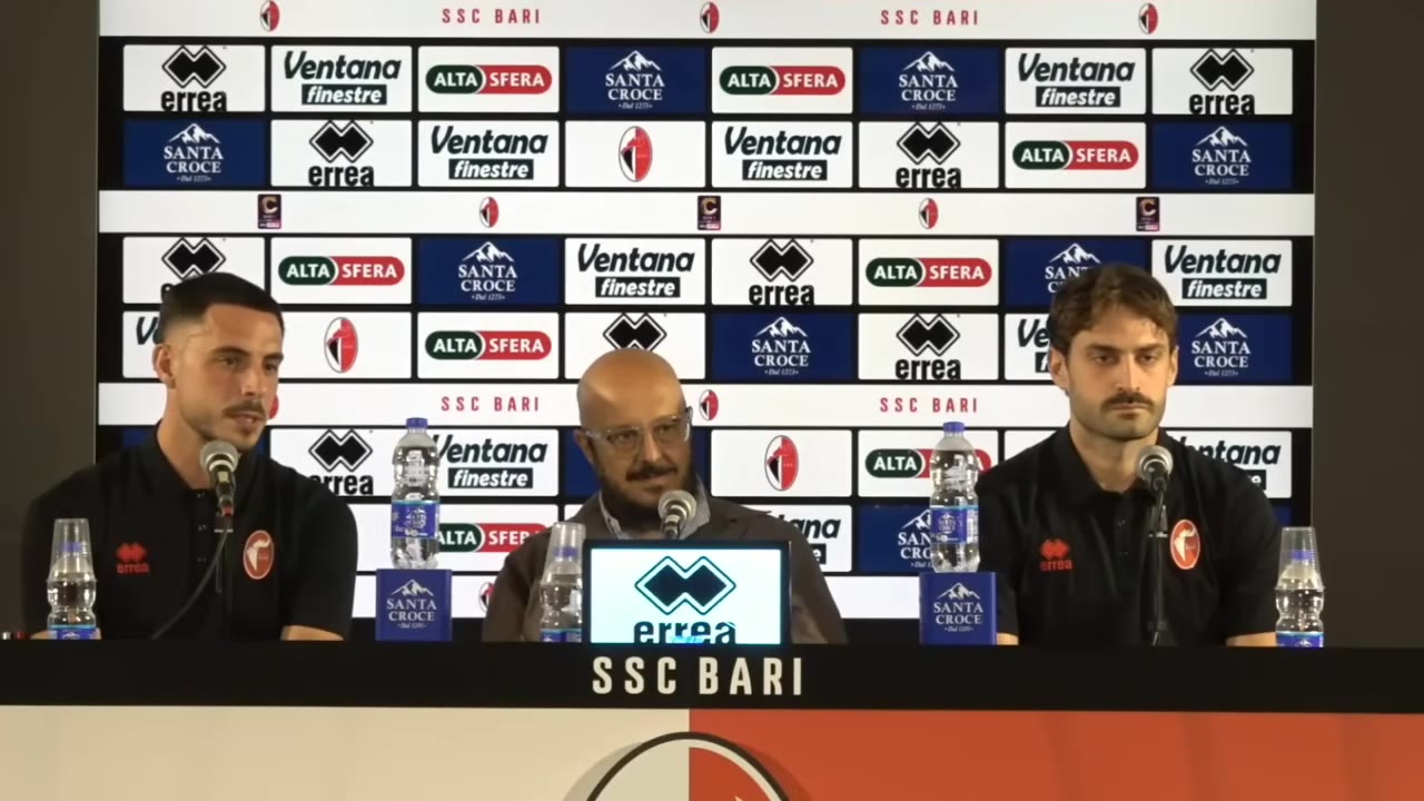 DG Marino parla al microfono tra i giocatori
