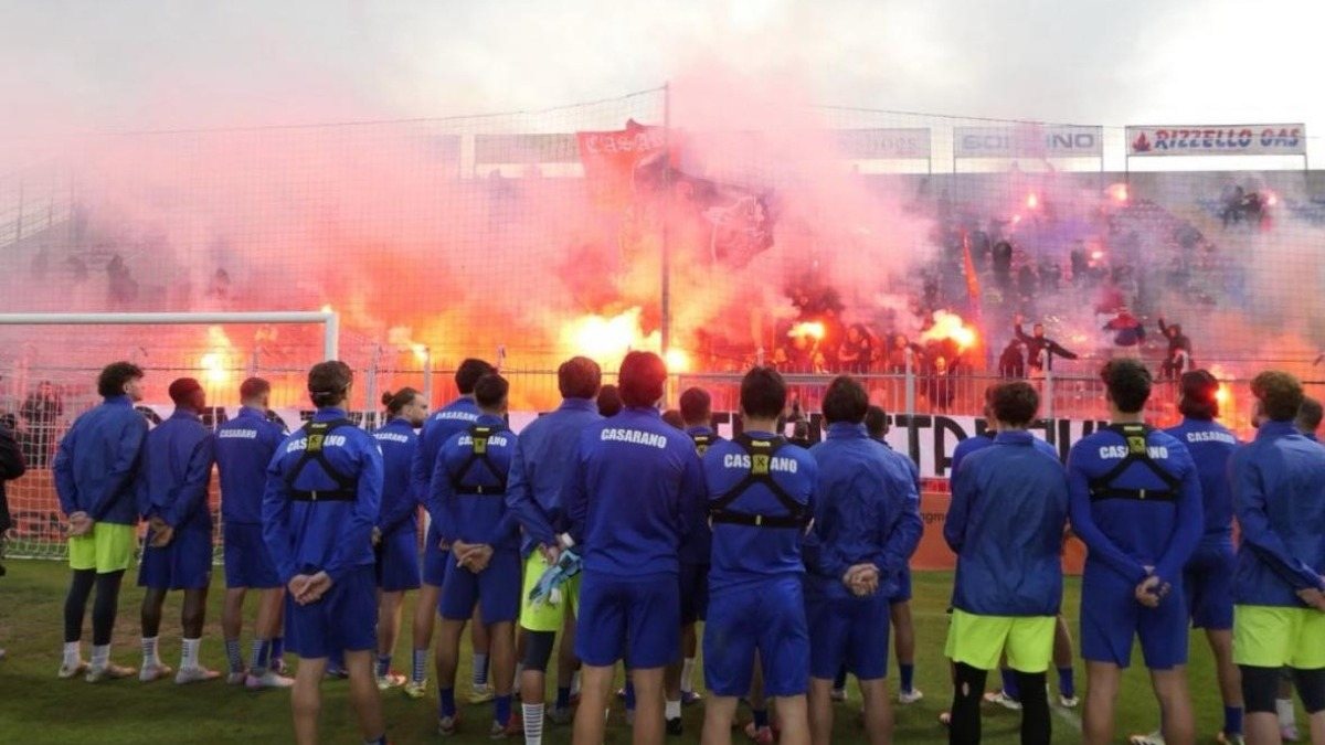 La squadra del Casarano davanti alla propria curva