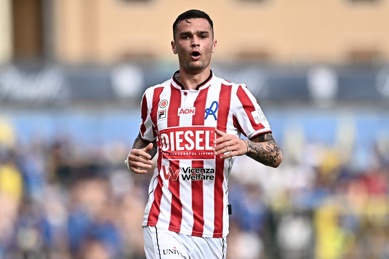 Della Morte con la maglia del Bari